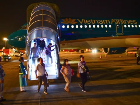 Hàng không tăng bay đêm, giá vé 'mềm' hơn