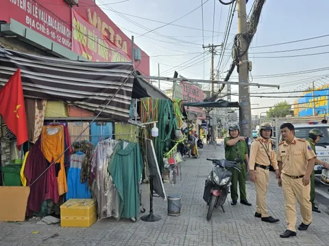 Công an TP.HCM tiếp tục xử lý lấn chiếm vỉa hè trên quốc lộ 13, công viên Tầm Vu ở phường Bình Thạnh