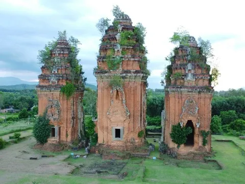 Phát hiện hai hiện vật quý hiếm tại tháp gạch cao nhất Đông Nam Á