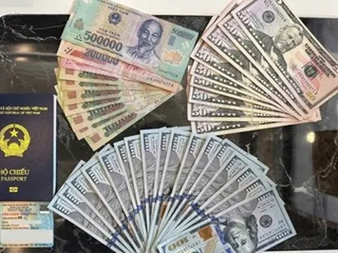 Nữ hành khách bỏ quên túi xách chứa USD trên tàu