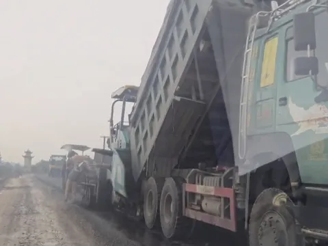 Thảm nhựa gặp trời mưa, nhà thầu ở Huế phải tăng thời hạn bảo hành