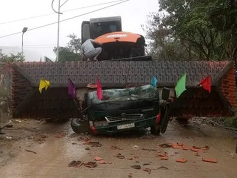 Xe tải làm sập cổng chào ở Đà Nẵng, 2 người tử vong