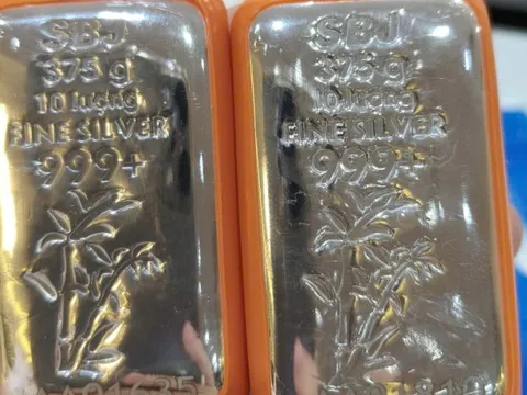 Giá bạc tăng mạnh giữa đêm, vượt 100 USD/ounce