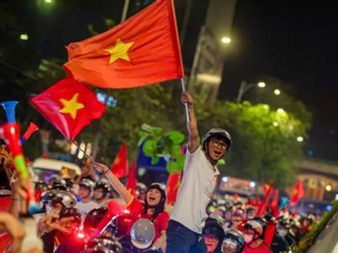 CĐV TPHCM, Hà Nội 'đi bão' trong đêm khuya mừng thành tích của U23 Việt Nam