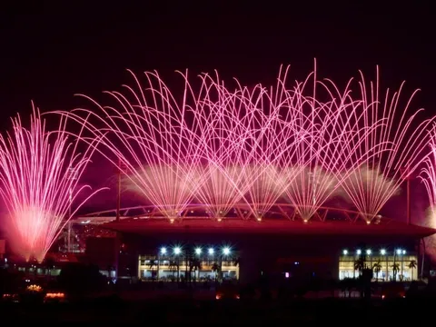 Ngắm màn pháo hoa 'tuyệt đối điện ảnh' trên bầu trời Hà Nội mừng Đại hội XIV của Đảng thành công