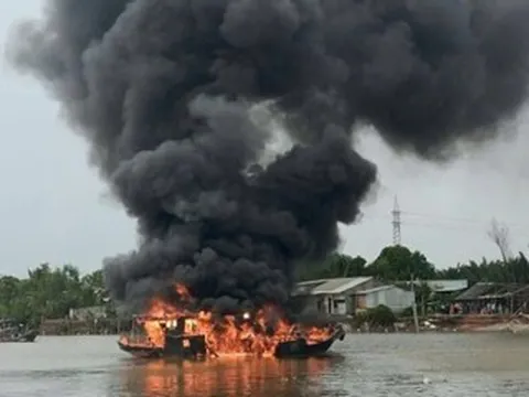 Ghe chở 3 người bất ngờ bốc cháy dữ dội trên sông