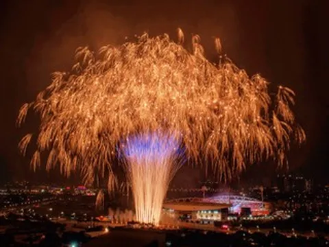 Pháo hoa chào mừng thành công Đại hội 14 của Đảng rực rỡ trên bầu trời Hà Nội