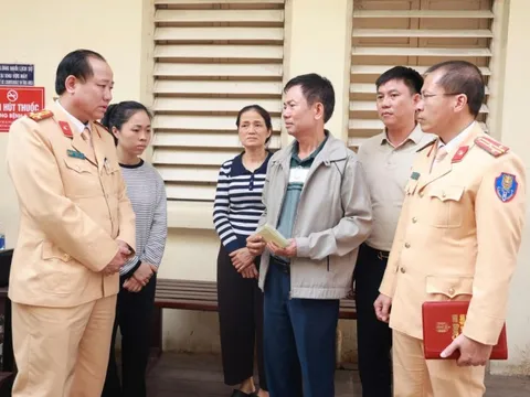 Thăm hỏi thượng úy CSGT bị xe máy chở 3 người tông bị thương khi làm nhiệm vụ