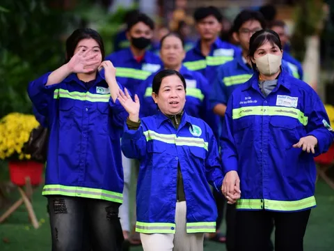 Ấm áp buổi cơm tất niên cùng người thu gom rác dân lập