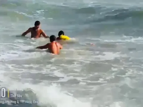 CLIP: Nín thở dõi theo cứu hộ bơi vòng qua bãi đá, cứu du khách ở Vũng Tàu