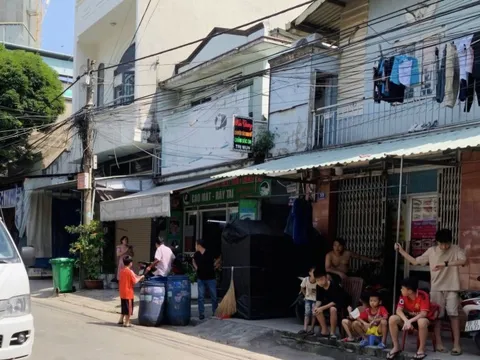 Người đàn ông chết trong tư thế treo cổ trước dãy trọ của người yêu