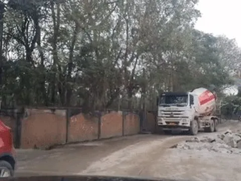 Dân Hà Nội bức xúc vì xe chở bê tông chạy suốt ngày đêm, bụi phủ kín nhà