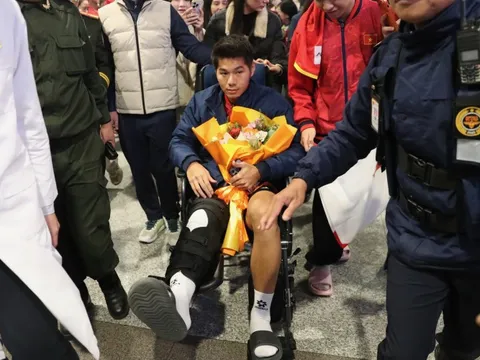 Hiểu Minh nhọc nhằn rời sân bay Nội Bài khi U23 Việt Nam về nước