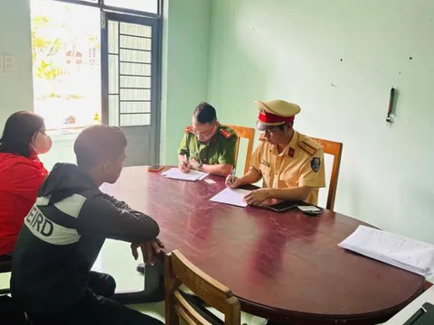 Bốc đầu xe máy để đăng Facebook, nam sinh bị tịch thu xe, phụ huynh bị phạt 9 triệu đồng