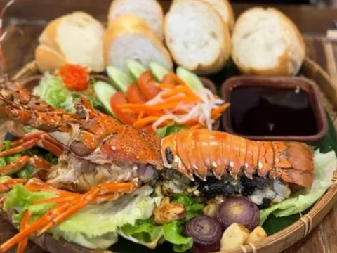 Khách Tây nói gì sau khi ăn chiếc bánh mỳ tôm hùm giá 1 triệu đồng ở TPHCM?