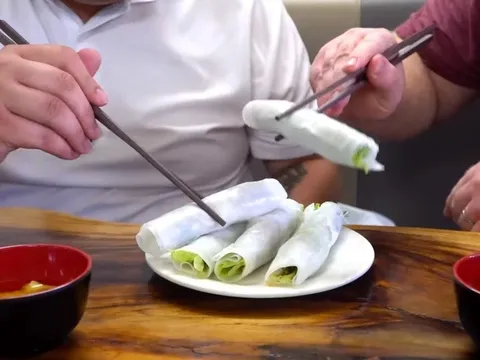 Chàng trai Mỹ ở Việt Nam 8 năm, dẫn bạn Việt kiều đi ăn phở "phiên bản lạ"