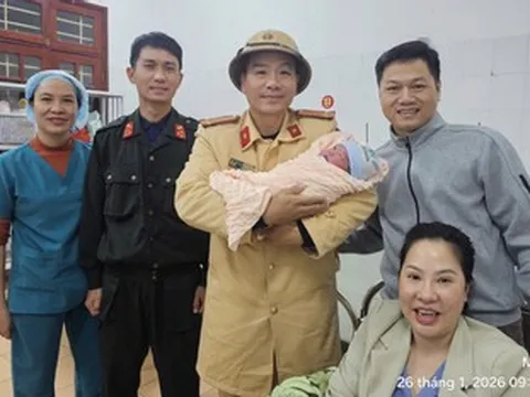 Sản phụ chuyển dạ trên cao tốc, CSGT dùng xe đặc chủng đưa đi cấp cứu