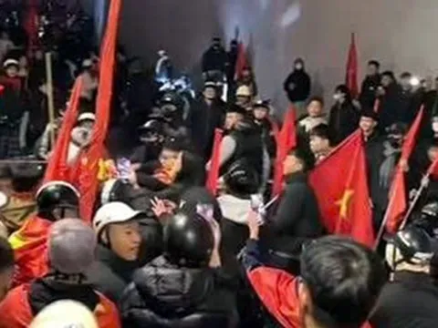 Công an triệu tập nhóm đối tượng sàm sỡ, đánh người trong đêm 'đi bão' ở Hà Nội