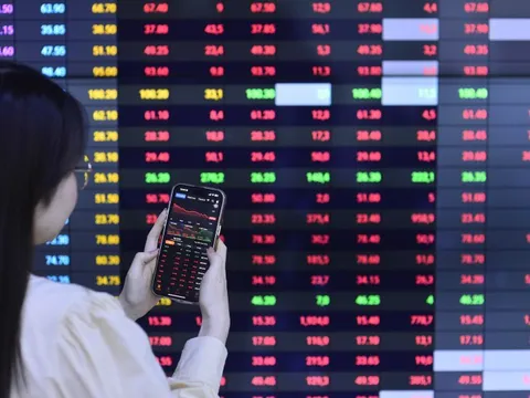 Chứng khoán chưa ngừng giảm, VN-Index rơi gần 30 điểm