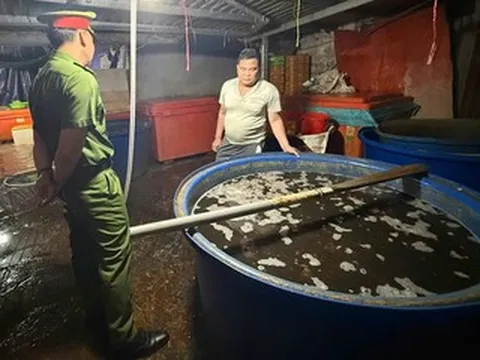 Công an TPHCM đột kích lò 'phù phép' 3.000 tấn ốc bằng hóa chất công nghiệp