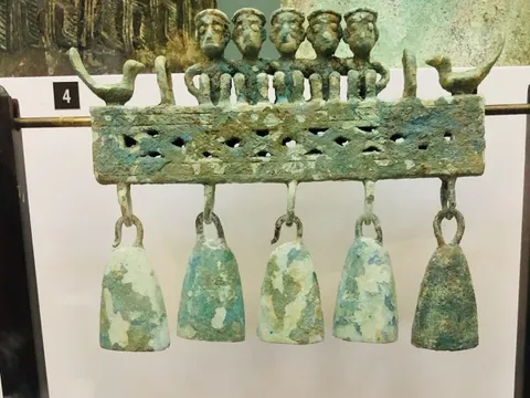 Chiếc khánh đồng 'độc nhất vô nhị' từ mộ táng Đông Sơn