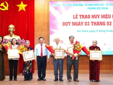 TPHCM: 29 đảng viên phường Bến Thành nhận Huy hiệu Đảng đợt ngày 3-2