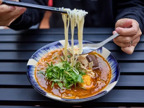 Ăn bún bò Huế trong biệt thự Hà Nội