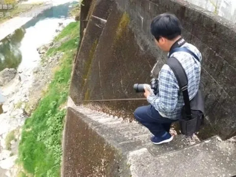 Cầu thang dựng đứng cao 10m: Leo lên khó, bước xuống là thử thách sinh tử