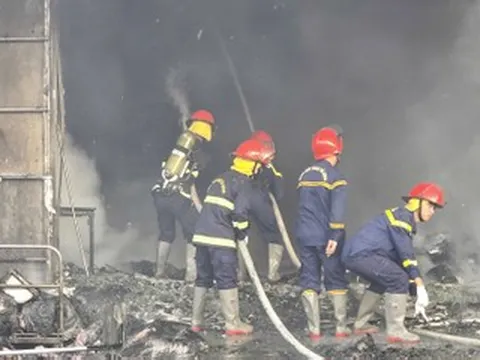 Cháy lớn ở Bắc Ninh, thiêu rụi dãy nhà kinh doanh hàng mã