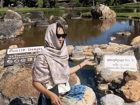 Dòng suối đặc biệt có thể luộc chín trứng khiến khách Việt thích thú