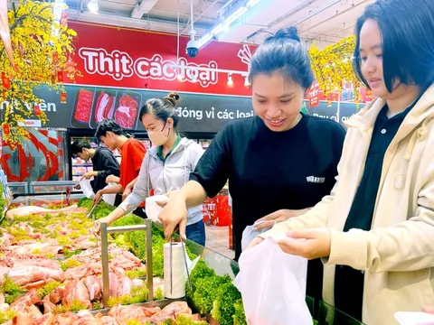Giá heo hơi tăng cao nhưng siêu thị vẫn mạnh tay giảm giá thịt, hỗ trợ người dân sắm Tết