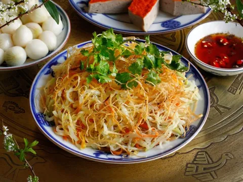 Món cổ Tết Bát Tràng: Su hào xào mực với công đoạn xé mực kỳ công