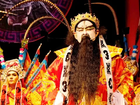 Nghệ sĩ Công Minh: Từ kép độc tới 'ông trùm' phục trang tuồng cổ