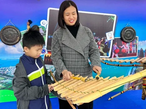 Người Hà Nội hào hứng chơi đàn T'rưng, thưởng thức cà phê Gia Lai miễn phí