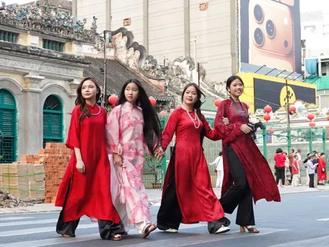 Áo dài thướt tha xuống phố đón xuân sớm tại TP.HCM