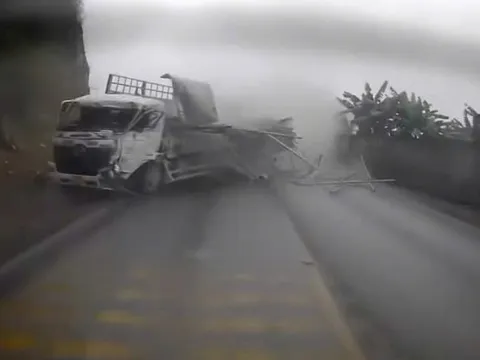 Đang đổ đèo, xe tải lao như bay rồi tông vào vách núi: Phát hiện tinh ý giúp tài xế taxi thoát chết