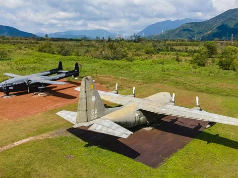 Ngắm 2 máy bay vận tải quân sự hạng nặng của Mỹ tại Quảng Trị