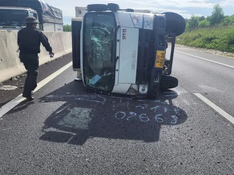 Cảnh báo mất an toàn giao thông do nổ lốp xe trên cao tốc