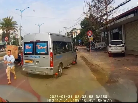 Gia Lai: Tài xế xe khách bị đồng nghiệp chặn đường, hành hung giữa phố