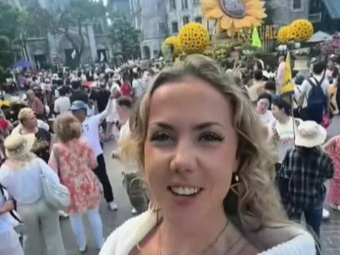 Khách Tây khoe 11 triệu đồng ở Đà Nẵng vẫn sống khỏe, bữa ăn 35.000 đồng