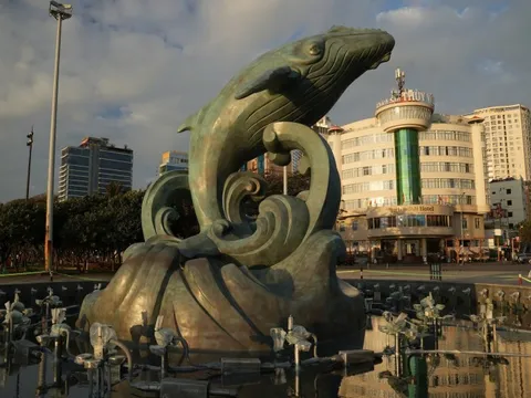 Cá Ông bằng đồng đỏ nặng đến 50 tấn đã an vị tại Vũng Tàu