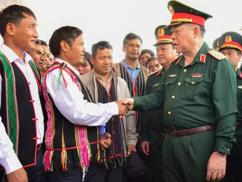 Quân khu 7 làm 60 căn nhà, mở chợ 0 đồng cho đồng bào biên giới