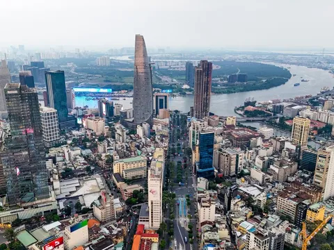 Flycam hướng tuyến đường sắt Bến Thành - Thủ Thiêm, vượt sông Sài Gòn, chạy dọc đường Mai Chí Thọ