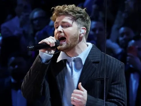 Alex Warren bỗng 'hot rần rần' vì sự cố hát lệch nhịp tại Grammy