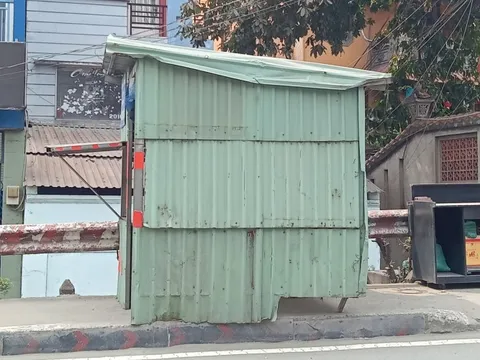 Lô cốt lấn lối đi bộ trên cầu