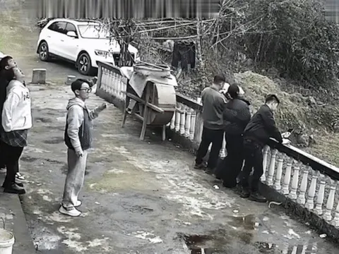 Thực hư vụ nhóm khách đứng gần lan can bỗng rơi xuống hố sụt ở Việt Nam?