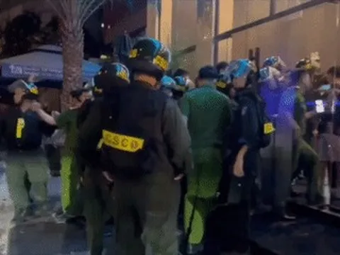 Cảnh sát đột kích quán bar ở trung tâm TPHCM