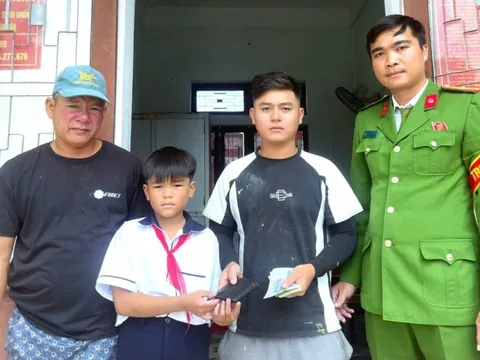 Nhặt được chiếc ví chứa nhiều tiền mặt, nam sinh cùng bố lập tức trình báo