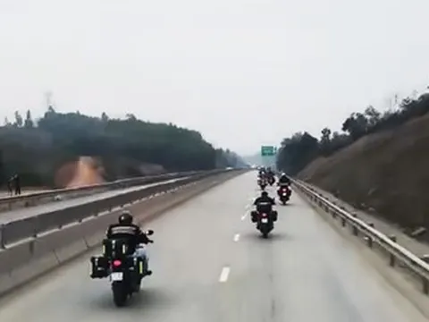 Nhóm tài xế xe mô tô phân khối lớn nhận 'phiếu phạt' vì đi vào cao tốc