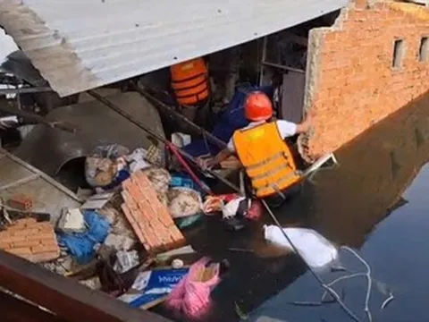 Sập nhà ven kênh ở TPHCM, 2 người bị thương